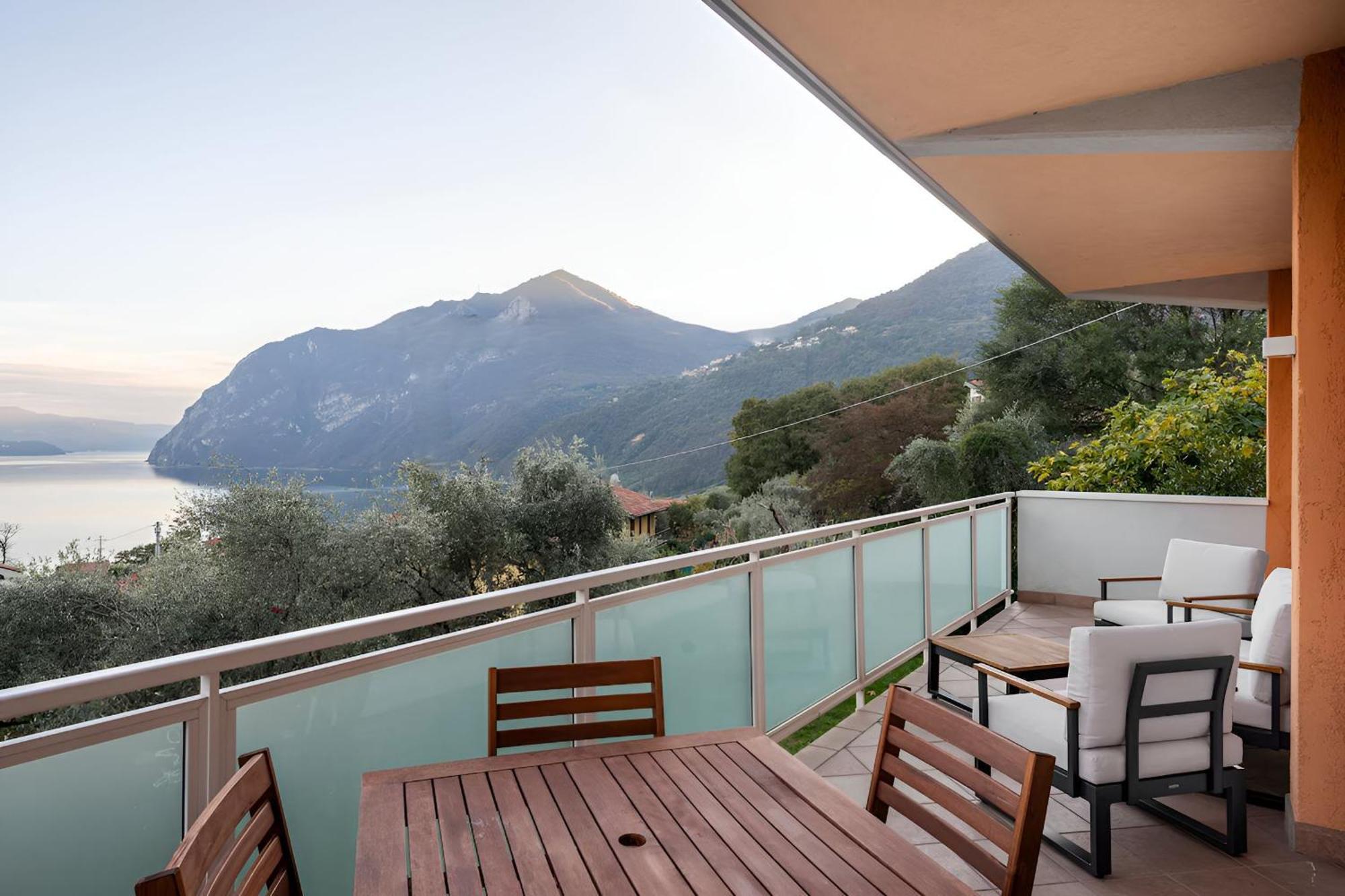 Happy Guest Apartments - Blue Apartment Riva di Solto Exteriör bild