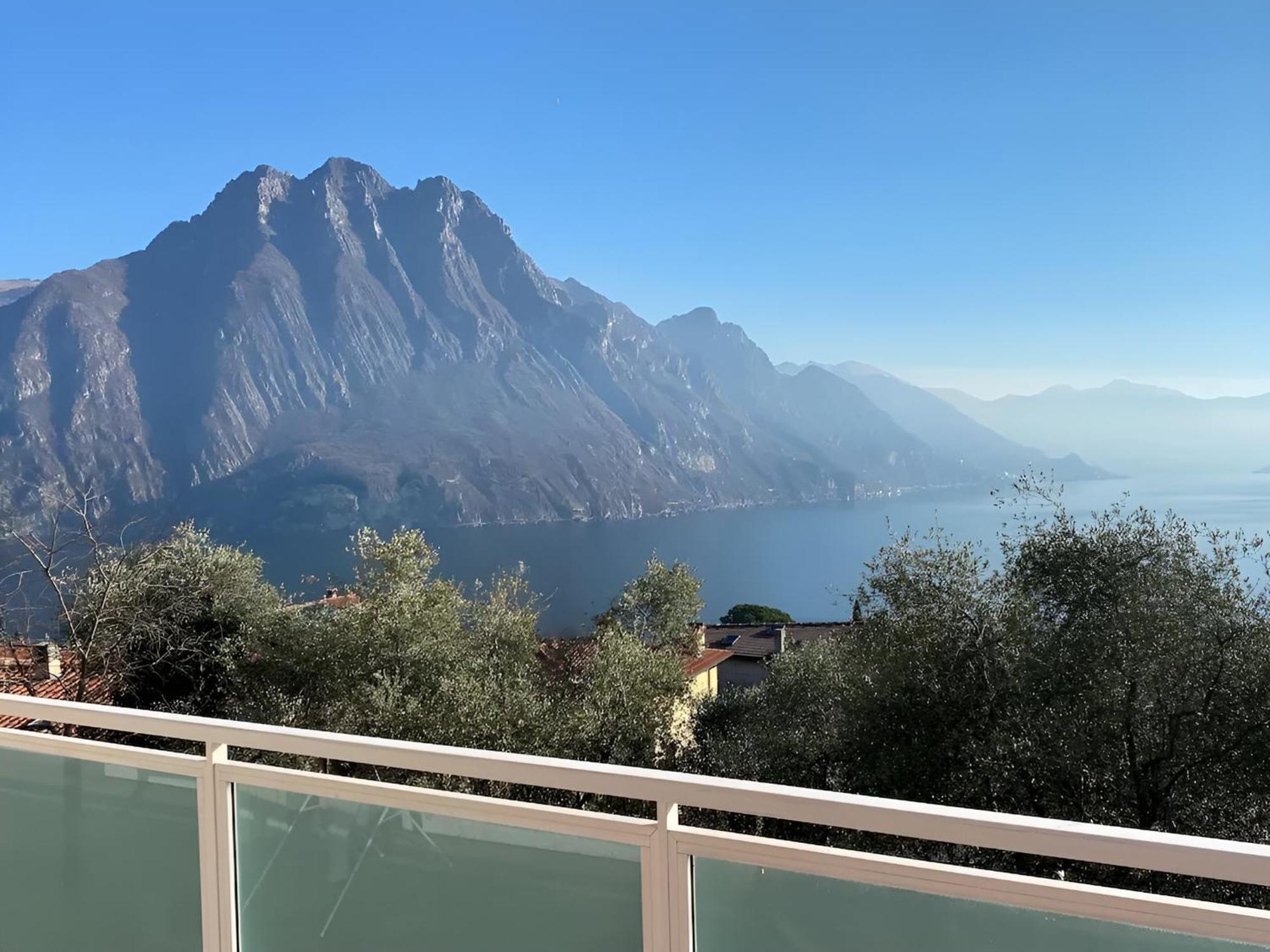Happy Guest Apartments - Blue Apartment Riva di Solto Exteriör bild